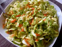 Najlepsze surówki do frytek i schabowego – proste przepisy na każdą okazję