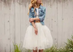 Jak dobrać bluzkę do tiulowej spódnicy? 15 pomysłów na stylizacje!