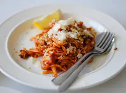 Prosty przepis na spaghetti z sosem pomidorowym, który zachwyca smakiem