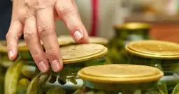 Co dodać do kiszenia ogórków, aby były idealnie chrupiące?