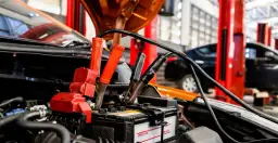 Czy można odpalić samochód podłączony do prostownika bez ryzyka?