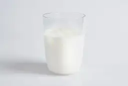 Mleko bez laktozy nie jest wegańskie! Poznaj fakty