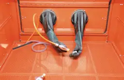 Jaką piaskarkę kabinową do felg wybrać, aby uniknąć uszkodzeń?