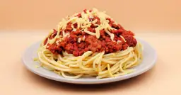 Ile kcal ma spaghetti bolognese z makaronem? Sprawdź, co jeść!