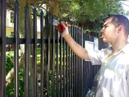 Skuteczne sposoby na to, czym wyczyścić metalowe ogrodzenie bez rdzy