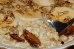 Ile kalorii ma owsianka na wodzie z bananem? Zaskakujące wartości!