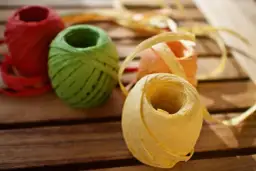 Gdzie kupić rafię dekoracyjną? Sprawdź najlepsze sklepy i oferty