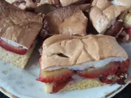 Przepis na ciasto ze śliwkami i pianką – pyszne i łatwe w przygotowaniu