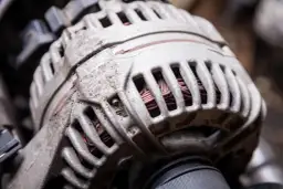 Niesprawny alternator objawy – jak rozpoznać problemy z alternatorem