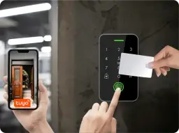 Dwa telefony z aplikacją Tuya Smart: jeden pokazuje otwarte drzwi, drugi służy do odblokowania dostępu kartą i odciskiem palca.
