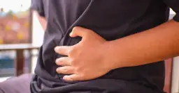 Skurcz żołądka objawy: poznaj niepokojące sygnały zdrowotne