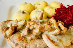 Idealna surówka do polędwiczek w sosie kurkowym, która zachwyca smakiem