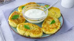 Placuszki z ugotowanego kalafiora, złociste i chrupiące, podane z jogurtem. Świetny pomysł, co zrobić z ugotowanym kalafiorem.