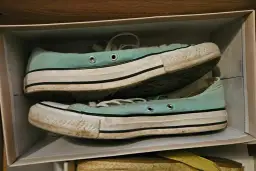 Jak wybielić gumę w butach? Skuteczne metody na żółknięcie