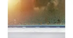 Dlaczego zbiera się woda na oknach i jak temu zapobiec?