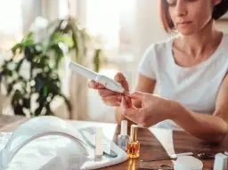 Jak przedłużyć paznokcie w domu – proste metody, które zaskoczą