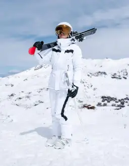 Czapka pod kask narciarski - czy warto? Zalety i wady noszenia