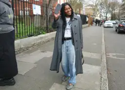 Jakie buty zimowe do mom jeans wybrać, by stylowo przetrwać zimę?