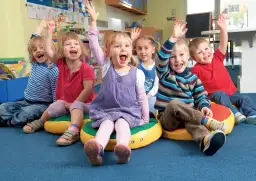 Zabawy integracyjne w przedszkolu, które pomogą dzieciom się zaprzyjaźnić