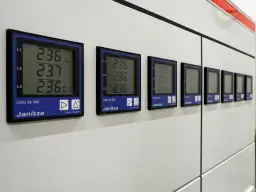 Jak podłączyć woltomierz do prostownika, aby uniknąć błędów i pomyłek