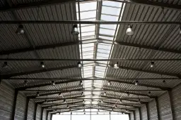 Jaka grubość blachy trapezowej na dach zapewni trwałość i bezpieczeństwo?