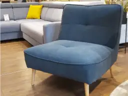 Fotel do szarej kanapy: Kolory, materiały, styl wybierz idealny!