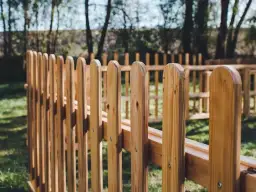 Ile kosztuje malowanie płotu? Ceny, czynniki i oszczędności