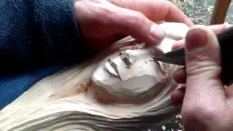 Rzeźba twarzy w drewnie – odkryj tajniki technik i materiałów