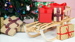 Choinka, prezenty i sanie.