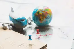 Model samolotu, globus i kalendarz z pinezkami. Czy dodatkowy urlop dla osoby niepełnosprawnej przechodzi na następny rok?