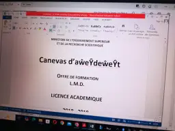 Jak wstawić plik PDF do Worda? Na ekranie komputera widać otwarty dokument Word z francuskim tekstem.