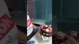 Jak zrobić tort z makaronikami i owocami: przepis krok po kroku