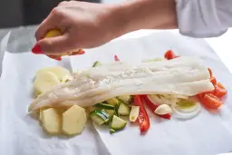 Pieczenie ryby w folii: Sekrety soczystości (czas, temp.)