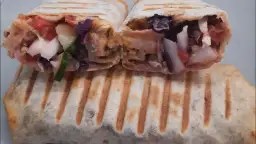 Jak zawijać kebab w tortilli, by uniknąć problemów z rozpadaniem się