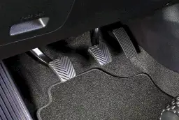 Poznaj 6 najgroźniejszych objawów awarii pompy sprzęgła w Twoim aucie