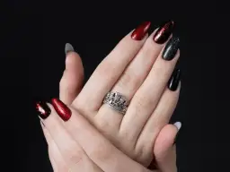 Idealne paznokcie do srebrnej sukienki? Klasyka i trendy 2026