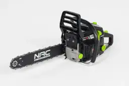 Nowa piła łańcuchowa NAC z zielonymi akcentami. Na prowadnicy logo NAC. Na obudowie kod kreskowy i napis "SERWIS.NAC.COM.PL VIDEO". Sprawdź, jak sprawdzić rok produkcji pilarki.