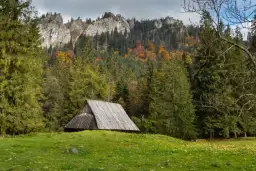 Bacówka w górach: Idealne miejsce na relaks i niezapomniane przygody