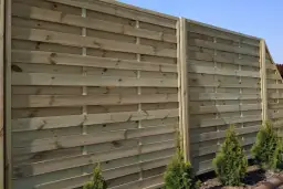 Jak zamontować płot lamelowy? Poradnik DIY na lata!