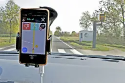 Telefon z nawigacją Yanosik pokazuje prędkość 31 km/h przy ograniczeniu do 50 km/h. Czy Yanosik działa w Niemczech? Tak, aplikacja działa i ostrzega o fotoradarach.