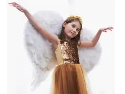 Dziewczynka w stroju aniołka z cekinową górą i tiulową spódniczką, z białymi skrzydłami. Prosty pomysł, jak zrobić strój aniołka z prześcieradła.