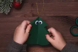 Jak zrobić choinkę z kartonu - proste pomysły na świąteczną dekorację