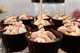 Jak zrobić słodki stół na komunię, by zachwycić gości?