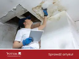 Kobieta w rękawiczkach bada zniszczony sufit, sprawdzając, ile odszkodowania za zalanie sufitu można uzyskać.