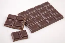 Czy gorzka czekolada jest wegańska? Sprawdź skład i marki bez mleka