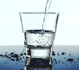 Jak nawodnić organizm u starszej osoby i uniknąć poważnych problemów zdrowotnych