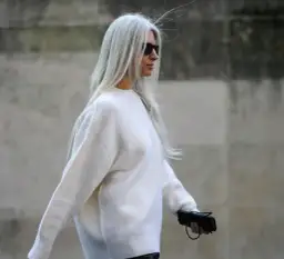 Włosy cieniowane od góry: Komu pasuje i jak stylizować ten trend?