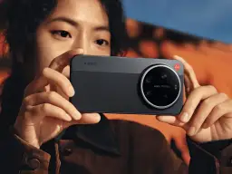 Osoba trzyma smartfon Xiaomi 17 Ultra z charakterystycznym modułem aparatów Leica.