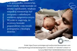 Ojciec tuli śpiące niemowlę. Przytulanie buduje więź i wpływa na rozwój dziecka.