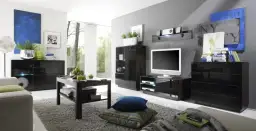 Jakie dodatki do ciemnych mebli w salonie, by stworzyć przytulność?